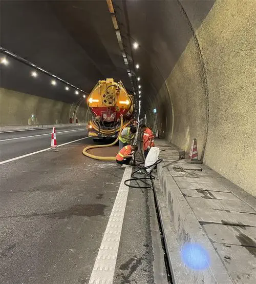 桐乡隧道排水渠清淤